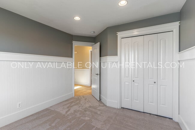 Building Photo - 1595 S 50 W