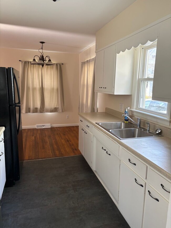 Building Photo - 3 Bedroom/1 Bath home for Rent