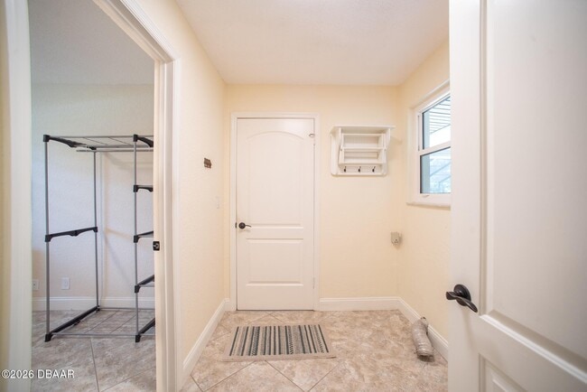 Building Photo - 864 S Beach St