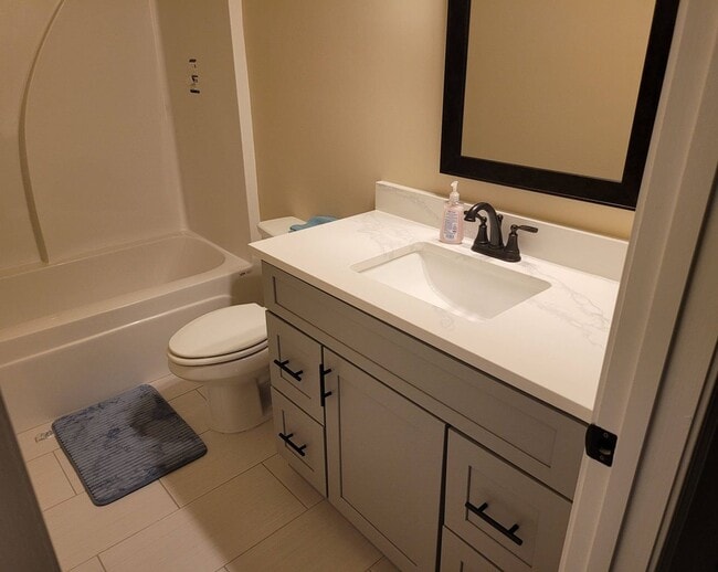 Building Photo - Available NOW  Fully Furnished in Orchard ...