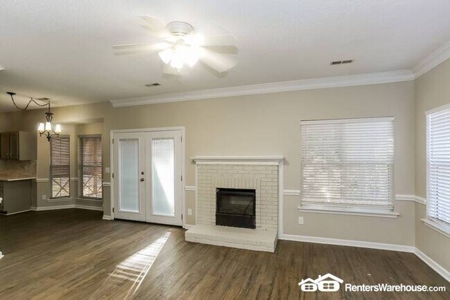 Building Photo - This 4 bedroom,  2.5 bathroom property is ...