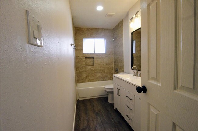 Building Photo - 10915 Roandale Dr