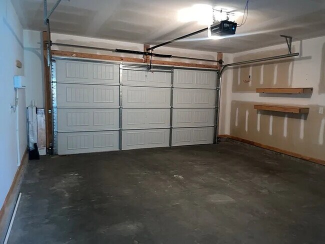 Building Photo - 5 Bedrooms 3 Bathrooms