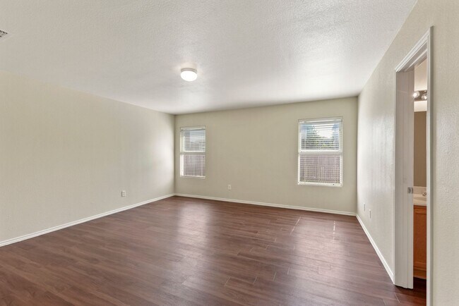 Building Photo - Beautiful 3 bed 2 bath home in Poynter Cro...