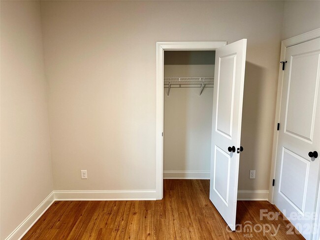 Building Photo - 521 N Linwood Ave