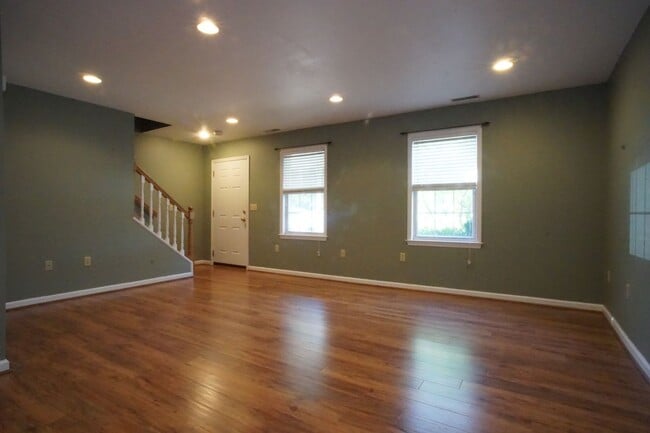 Building Photo - 4 Bed / 3 Bath.  Pet Friendly.  Reserved Parking. Master on Main.