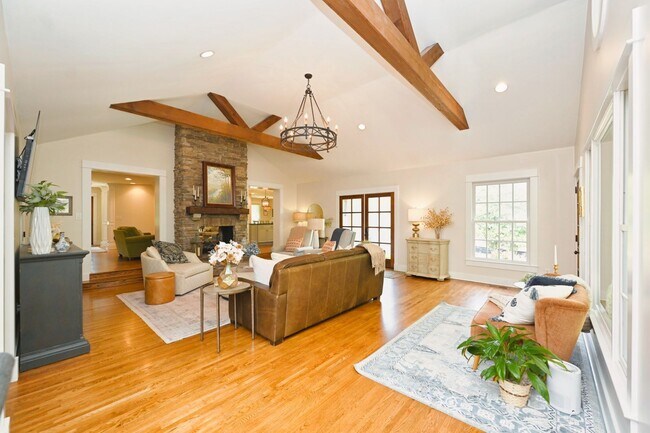 Building Photo - **RARE BRENTWOOD FIND, A MASTERCLASS IN ELEGANT SOUTHERN DESIGN**