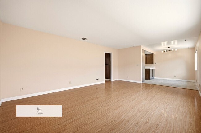Building Photo - 5934 1/2 Alessandro Ave