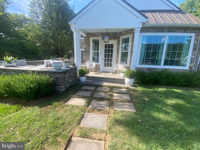 Building Photo - 465 Clothier Springs Rd