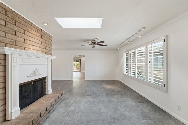 Building Photo - Welcome to this beautiful 4-bedroom, 3-bathroom home in Tempe Arizona!