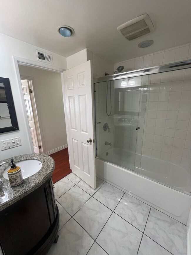 Building Photo - Beautiful 3 Bedroom, 2 Bathroom House w/ a Pool For Rent in Mission Viejo!