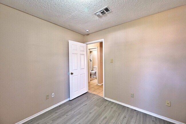 Building Photo - 9127 Kirkleigh Ln