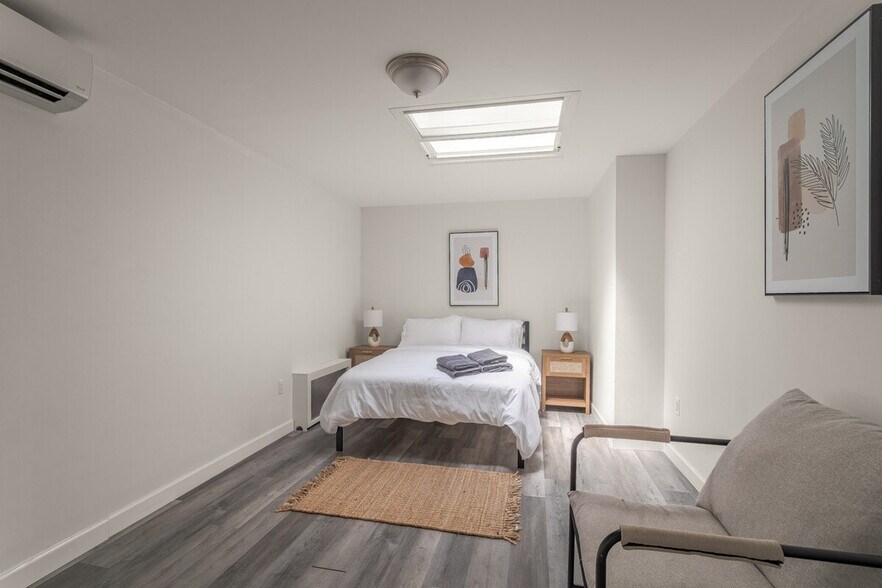 Building Photo - 218 E 104th St