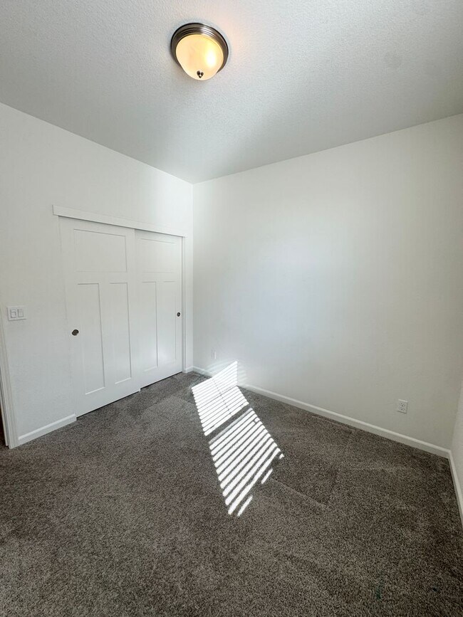 Building Photo - 3 Bed / 2.5 Bath Solar Home with Patio – Roseville – Available Now SEE VIDEO