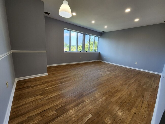 Building Photo - Live in the heart of Tenafly New Jersey