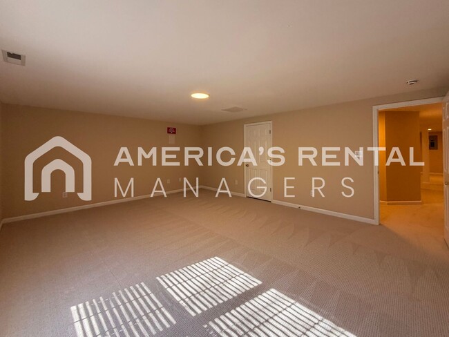 Building Photo - Spacious Five Bedroom Residence in Meadowbrook!