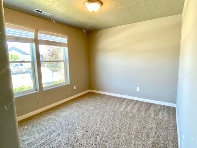 Building Photo - Charming 3-Bedroom, 2-Bath NW Redmond Home