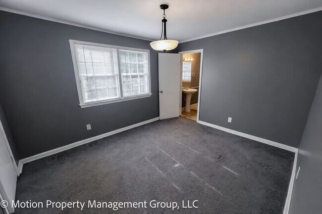 Building Photo - 2728 Pierce Dr N