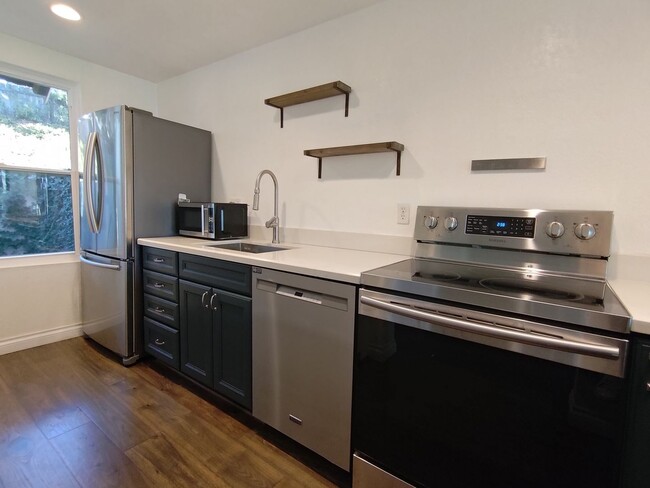 Building Photo - Bright and Remodeled 2 Bed 2.5 Bath Townho...