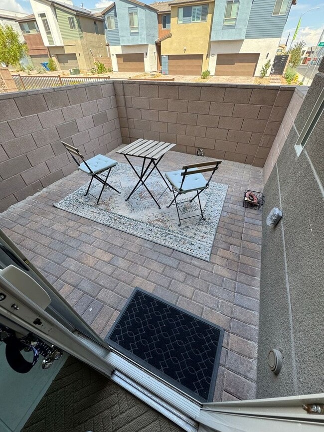 Building Photo - Modern Furnished 3 Bedroom Townhome in Pri...