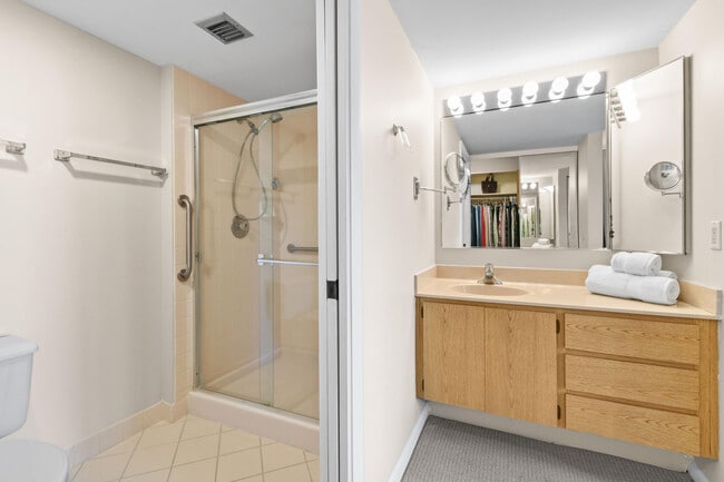 Building Photo - 501 S Seas Dr