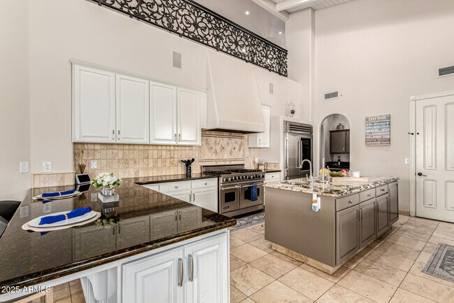 Building Photo - 6050 N Paradise View Dr