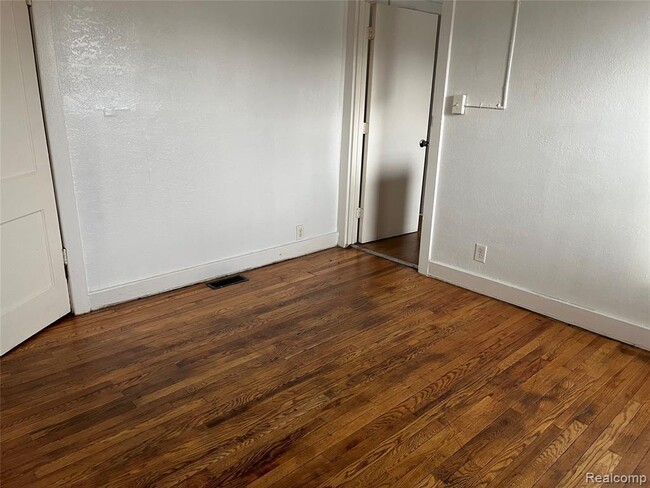 Building Photo - 7592 Maxwell Ave