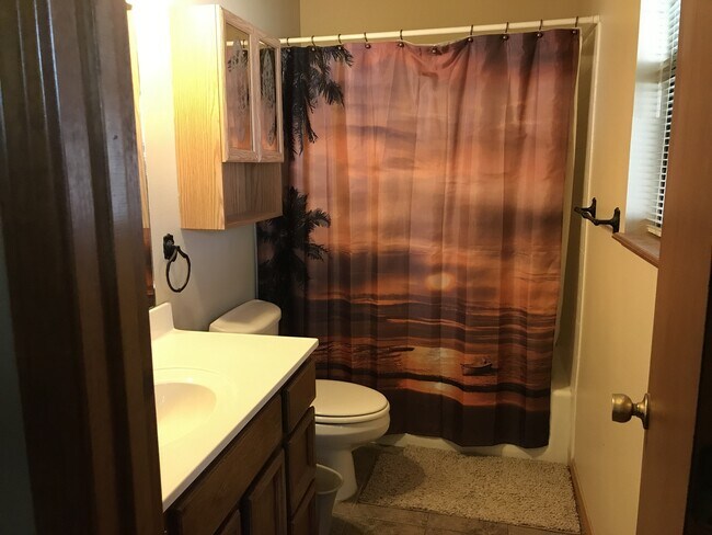 Building Photo - 3 Bedroom, 2 Bath, 2 car garage