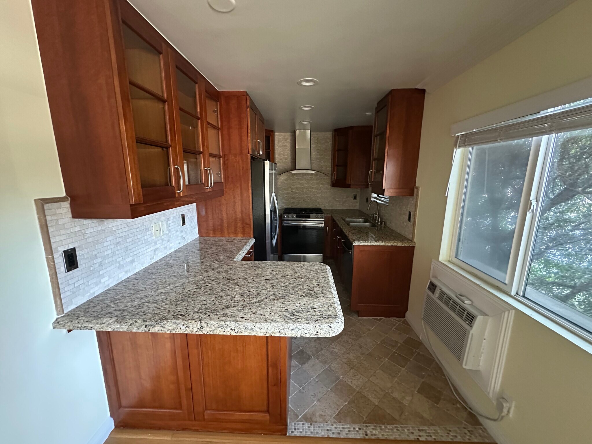 Building Photo - 1154 S Barrington Ave