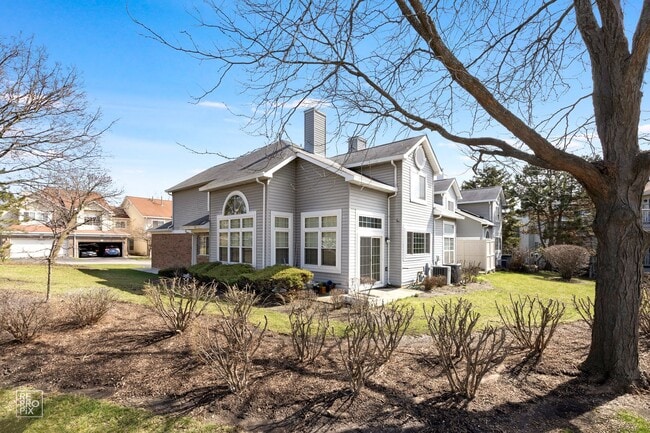 Building Photo - Gorgeous End Unit with 3 Bed/2.5 Baths and...