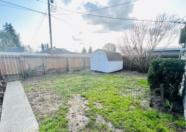 Building Photo - 824 6th St SE