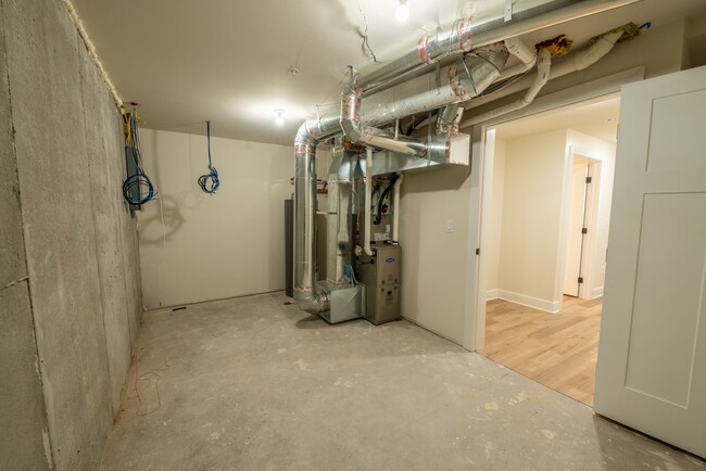 Building Photo - 3 Bed / 2.5 Bath Townhome w/Deck, Walkout ...