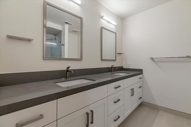 Building Photo - Hamilton Place Townhome