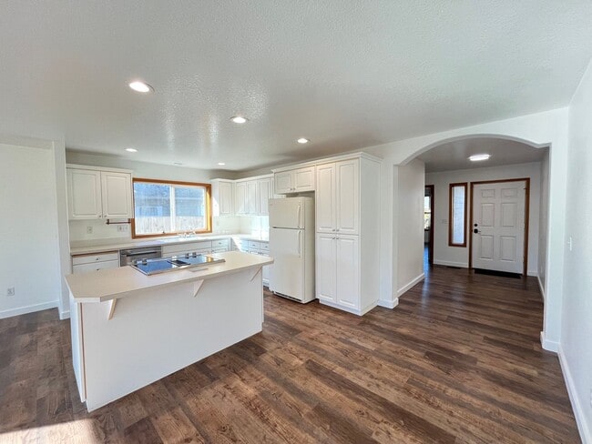 Building Photo - Amazing 3 Bd 2 Bath home in Historic Gladstone! Attached garage and Private yard! Easy access to ...