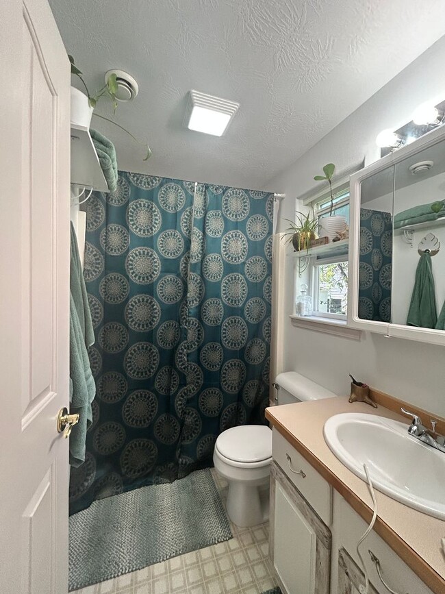 Building Photo - 3 bed 2 bath home in a great neighborhood