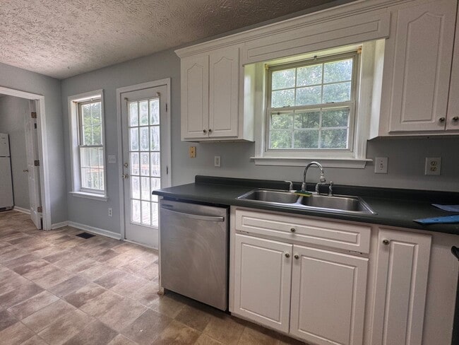 Building Photo - Beautiful 3BR Home for Rent in Toccoa, GA with Fenced Yard & 2-Car Garage
