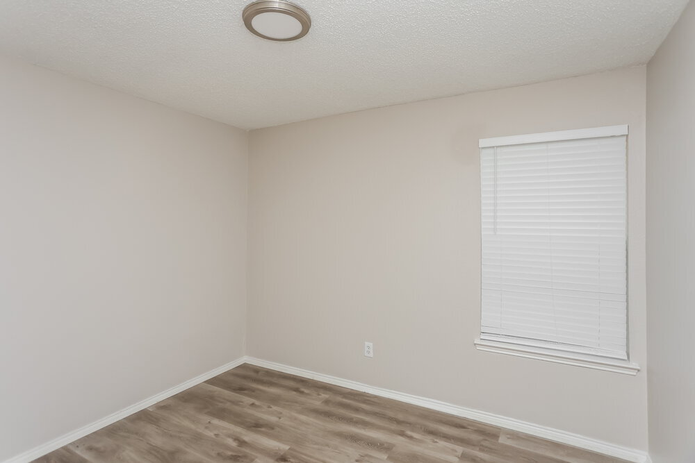 Building Photo - 1203 Hampton Dr