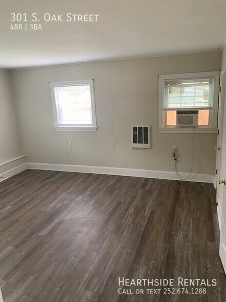 Building Photo - 301 S Oak St