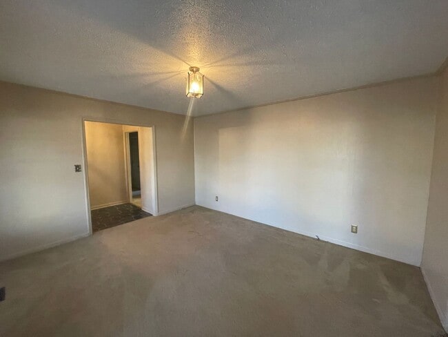 Building Photo - 3 bedroom 2 bathroom  house available now!  Bonus Room!