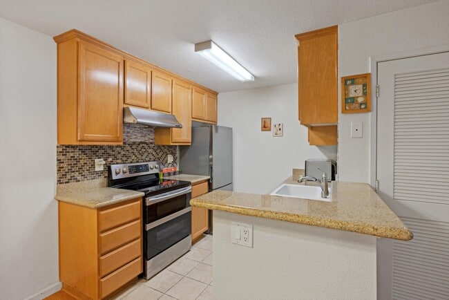Building Photo - 2702 Somerset Park Cir