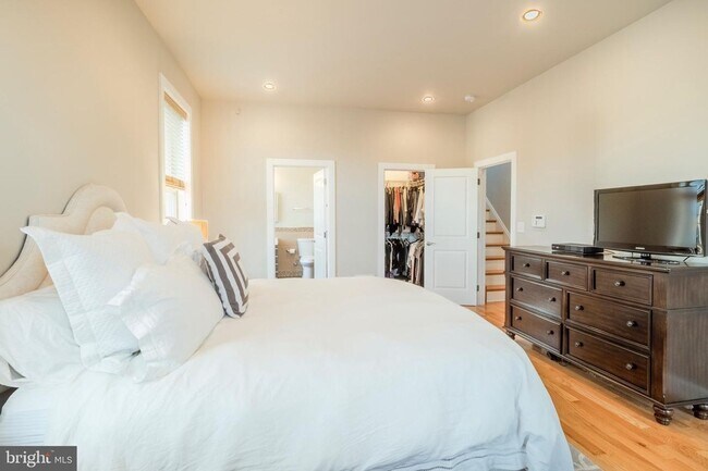 Building Photo - Three Bedroom Graduate Hospital Apartment