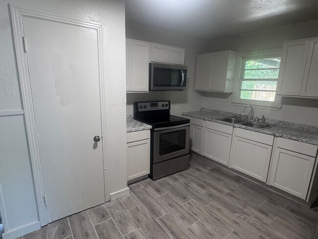 Building Photo - 608 Travis Ave