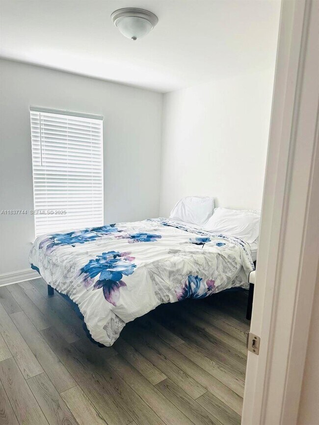 Building Photo - 2524 NE 5th Ave