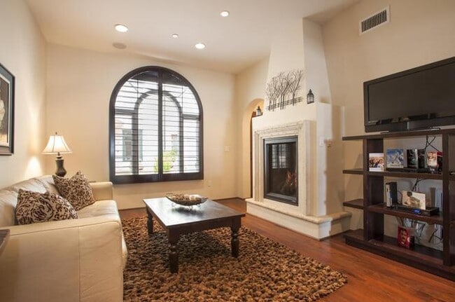 Building Photo - Downtown Luxury 1 BDRM w/ One Car Garage!