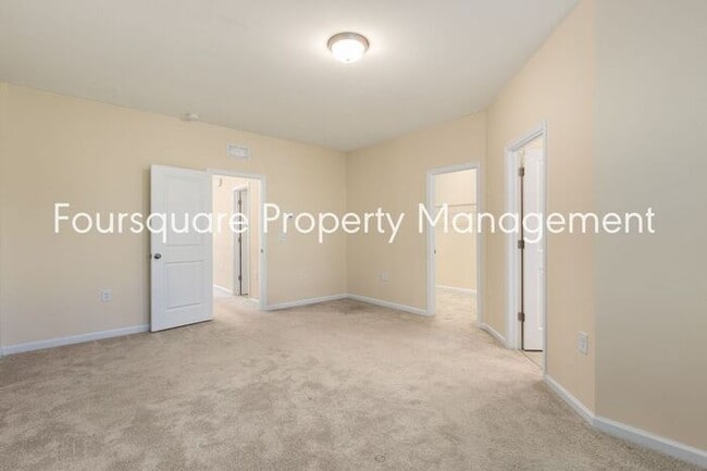 Building Photo - Townhome| Screened -In Back Porch |One Car...