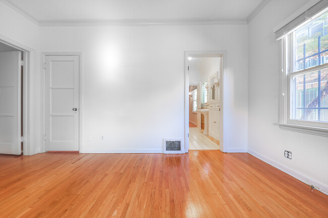 Building Photo - 139 N Orange Dr