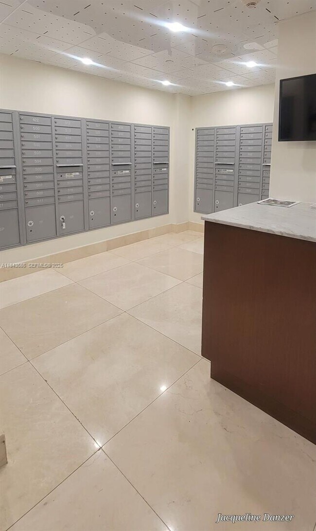 Building Photo - 540 Brickell Key Dr