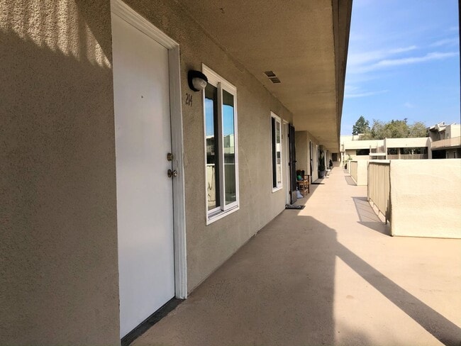 Building Photo - Bright 2bd/2bth in Quiet Del Mar Gated Community