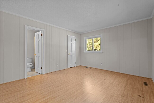 Building Photo - 53 Pine Lake Dr