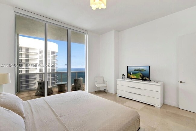 Building Photo - 15811 Collins 4002